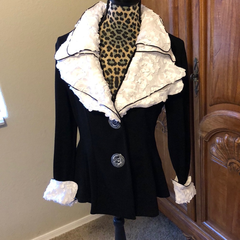 Design Today Black and White Blazer Medium